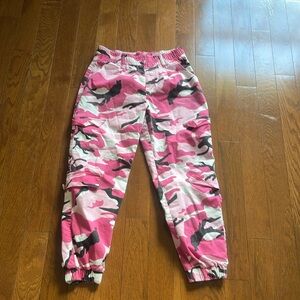 V.I.P y2k pink camo cargo pants, size 11/30, adorable and super cute y2k look :)